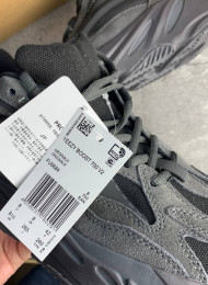 Кроссовки Adidas Yeezy 700 V2 Vanta Black живое фото 3